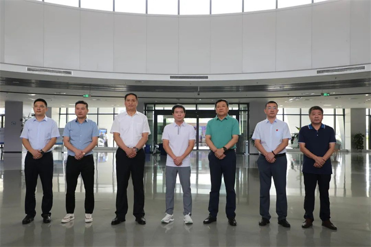 leyu.乐鱼陪同舒华体育来滨考察体育产业发展情况